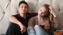 Teenager Porno: Paar beim Ficken auf dem Sofa – Sexfilm
