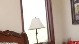 Nackte Latina mit langen schwarzen Haaren liegt lustvoll auf dem Bett und wird von einem Mann intensiv geleckt