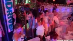 Zwei blonde Frauen in enger Umarmung auf einer roten Party mit sexy Blick und nackten Schultern