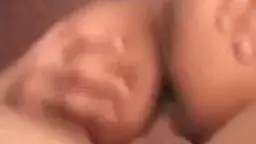 Blonde Ehefrau wird von zwei Männern gleichzeitig von hinten genommen, ein dritter schaut zu