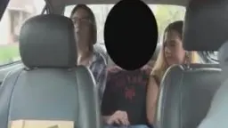 Zwei Frauen im Auto beobachten gespannt einen Mann beim Wichsen