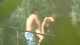 Der Typ mit dem Mädchen, das auf dem Balkon gefickt wurde, und wir beobachten sie.