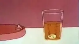 Nackte blonde Cartoonfrau steht verführerisch in einem Schlafzimmer vor einem Spiegel