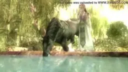 Nackte Zelda mit langen Zöpfen steht verlockend am sonnigen Seeufer, Link in grüner Tunika hinter ihr.