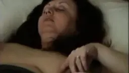Üppige nackte BBW Tante mit großen Brüsten reitet einen jungen Mann leidenschaftlich auf dem Bett