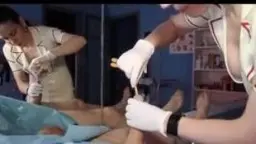 Dominante Krankenschwester in weißer Uniform sticht mit Nadel in den Penis des gefesselten Patienten
