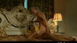 Blonde wird von hinten auf dem Teppich hart von hinten genommen