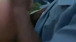 Nackte Frau wird von mehreren Männern auf dem Boden umzingelt und hart von allen Seiten genommen