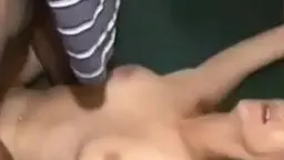 Blonde Frau liegt nackt auf dem Rücken, umringt von mehreren schwarzen Männern, die sie hart nehmen und mit Sperma bedecken
