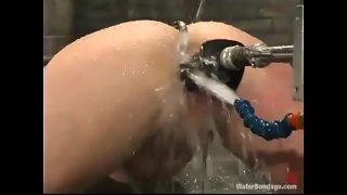 Fickmaschine mit Wasserbondage, da geht der Dildo rein ...