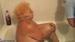 Alte und mollige Oma mit geilem jungem Kerl