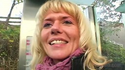 Deutsche MILF an der Telefonzelle angebaggert und dann gefickt