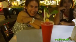 Niedliche junge asiatische mit Zahnspange endet mit Sperma gefüllt im Loch