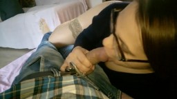 Schlampe lutscht und hat Sperma im Mund