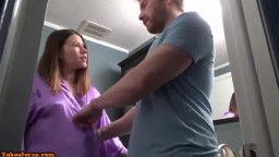 Mami aus dem Haus und gleich Tochter gefickt