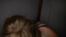 Heiße MILF saugt einen Schwanz durchs Glory Hole