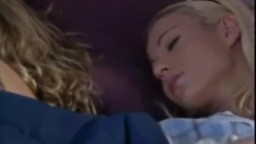 Mutti schlaeft und ihr Freund spielt mit ihrer Tochter