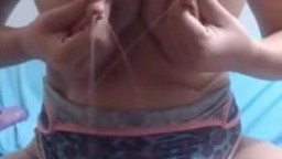 Große Titten Mädchen kann Milch absondern.