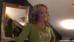 Blonde Oma bekommt interracial anal