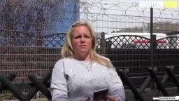 Deutsche Blondine beim Fotoshooting verführt