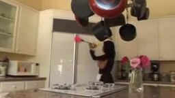 Hausmädchen ist dem Hausherrn anal zu Diensten