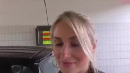 Blondie wäscht ihr Auto und wird gefickt
