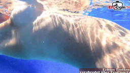 Sonnenbrillenluder Leidy De Leon outdoor im Pool gebumst