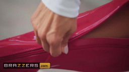 Reife Verführerin wird auf dem Riesenbett gnadenlos rangenommen