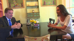 Brünette Milf mit kleinen Hupen wird auf dem Sofa durchgenommen