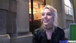 Freche Blondine im Sandwich hart gefickt