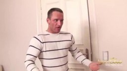 Rothaarige MILF fickt Bodybuilder – Geile Reife reitet Muskelberg & wird brutal durchgenagelt!