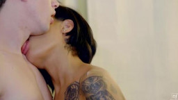 Geiler Fick mit dunkelhaarigem Tattoogirl – Tätowierte Schlampe mit geilem Körper hart durchgenagelt!