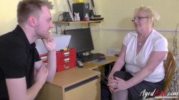 Dicke blonde Oma fickt mit Jungschwanz – Geile 60er Oma mit fetten Titten nimmt jungen Schwanz tief!