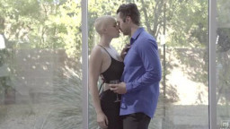 Kahlrasierte Schlampe wird hart gefingert & durchgefickt!