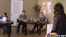 Geiles Miststück in Strapsen wird von drei Kerlen hart bearbeitet