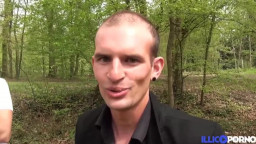 Rothaariges Luder wird von drei Typen im Wald durchgefickt