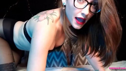 Dunkelhaariges Camgirl in Nylon-Action