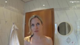 Mia Pinkelt Sich Im Badezimmer Selber In Den Mund