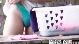 Blonde Schönheit im Garten: Heißer Voyeurismus und leidenschaftlicher Sex