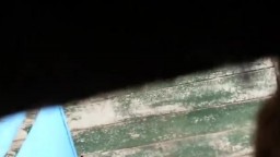 Die junge Kazakh Amateurin präsentiert feuchte Muschi in schäbiger Toilette extrem Nahaufnahme