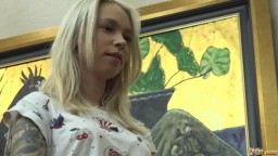 Amateur Old Young Dreier mit blonder Tattoo Teen und brünetter Freundin auf dem Sofa