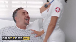 Geile Krankenschwester mit riesigen Titten vögelt Patient wild im Krankenhaus Amateur Porno