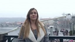 Heißes Scout69 Casting: Deutscher Scout verführt vollbusige Blondine mit riesigen Brüsten